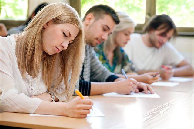 勉強する学生たち